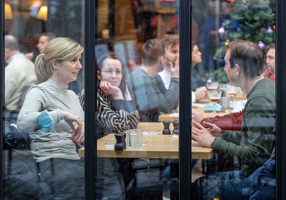 Gasten binnen, gezien vanaf de Grote Markt